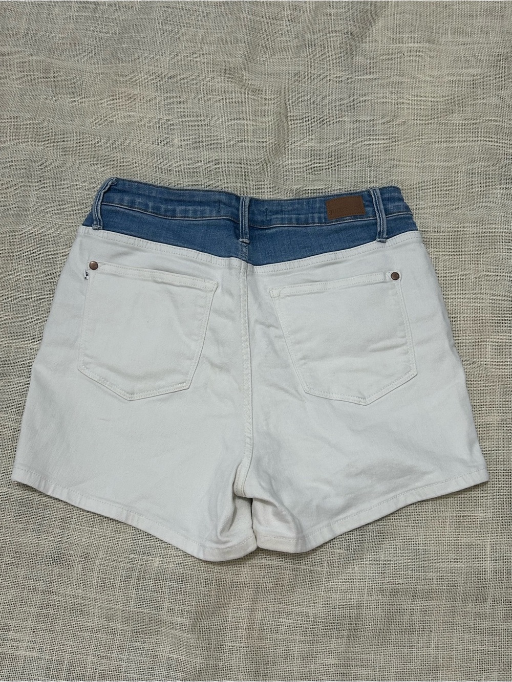 Judy Blue Denim Shorts Women
Size L White Blue Casual
Summer Stretch - Picture 5 of 12